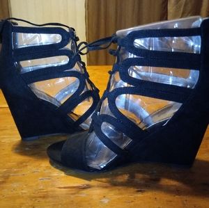 Black wedges